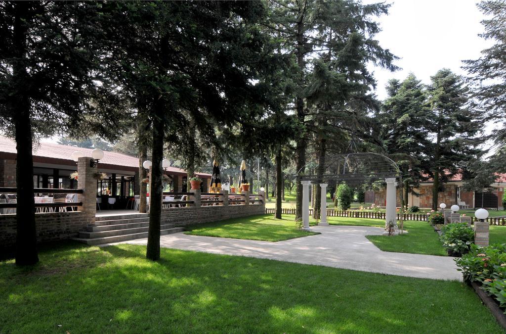 Hotel 1000 Ruza Белград Экстерьер фото