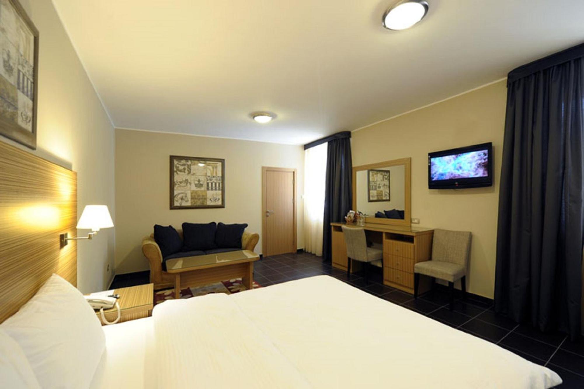 Hotel 1000 Ruza Белград Номер фото