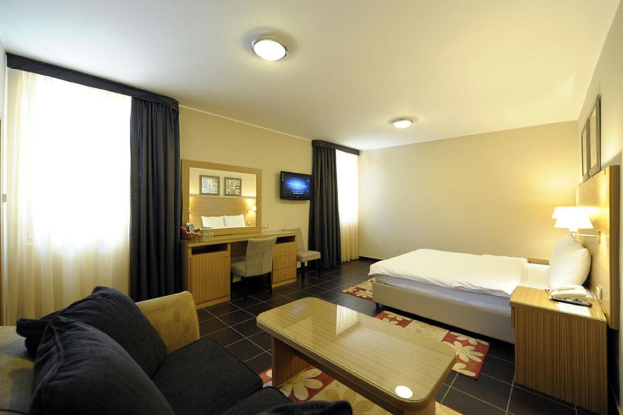 Hotel 1000 Ruza Белград Номер фото