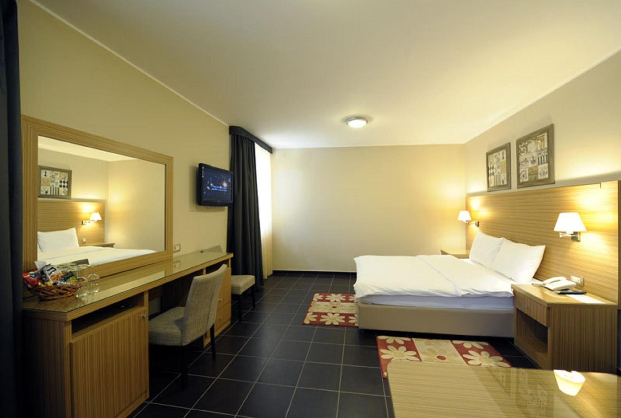 Hotel 1000 Ruza Белград Номер фото